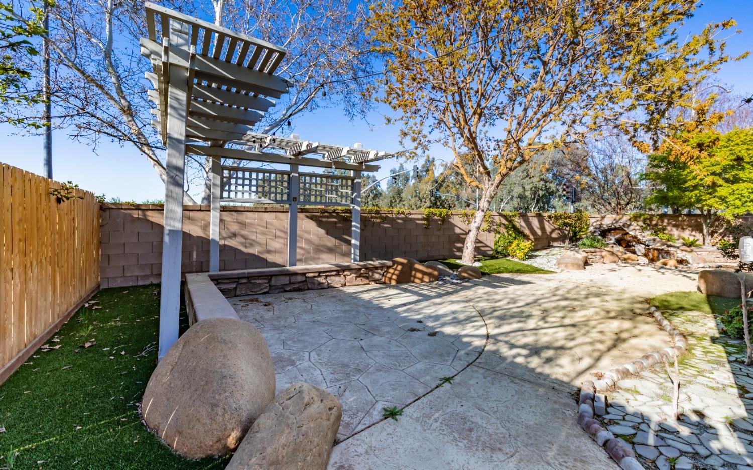 11 W Serena Ave, Clovis, CA 93619