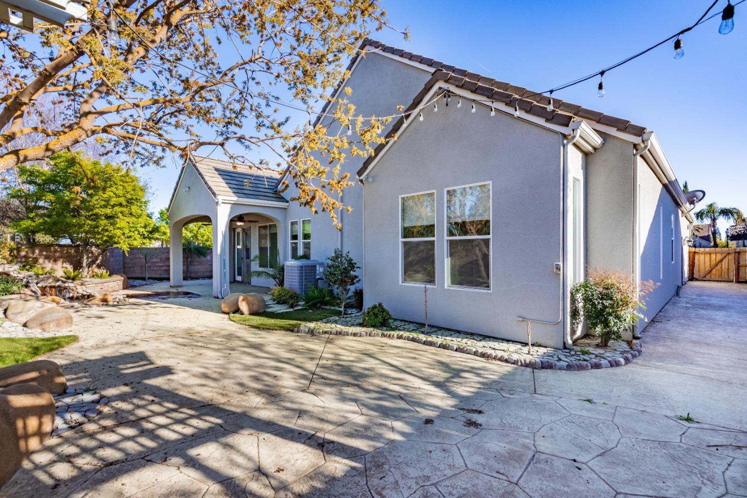 11 W Serena Ave, Clovis, CA 93619