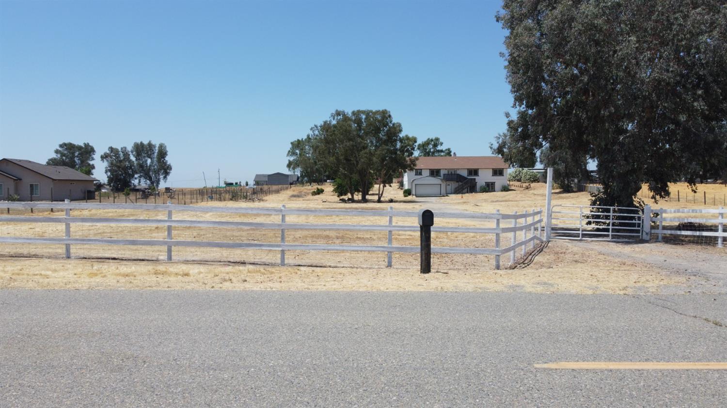 15758 Mark Rd, Madera, CA 93636