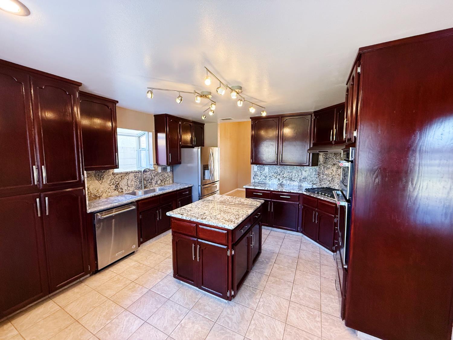 3147 Boulder Ave, Madera, CA 93637