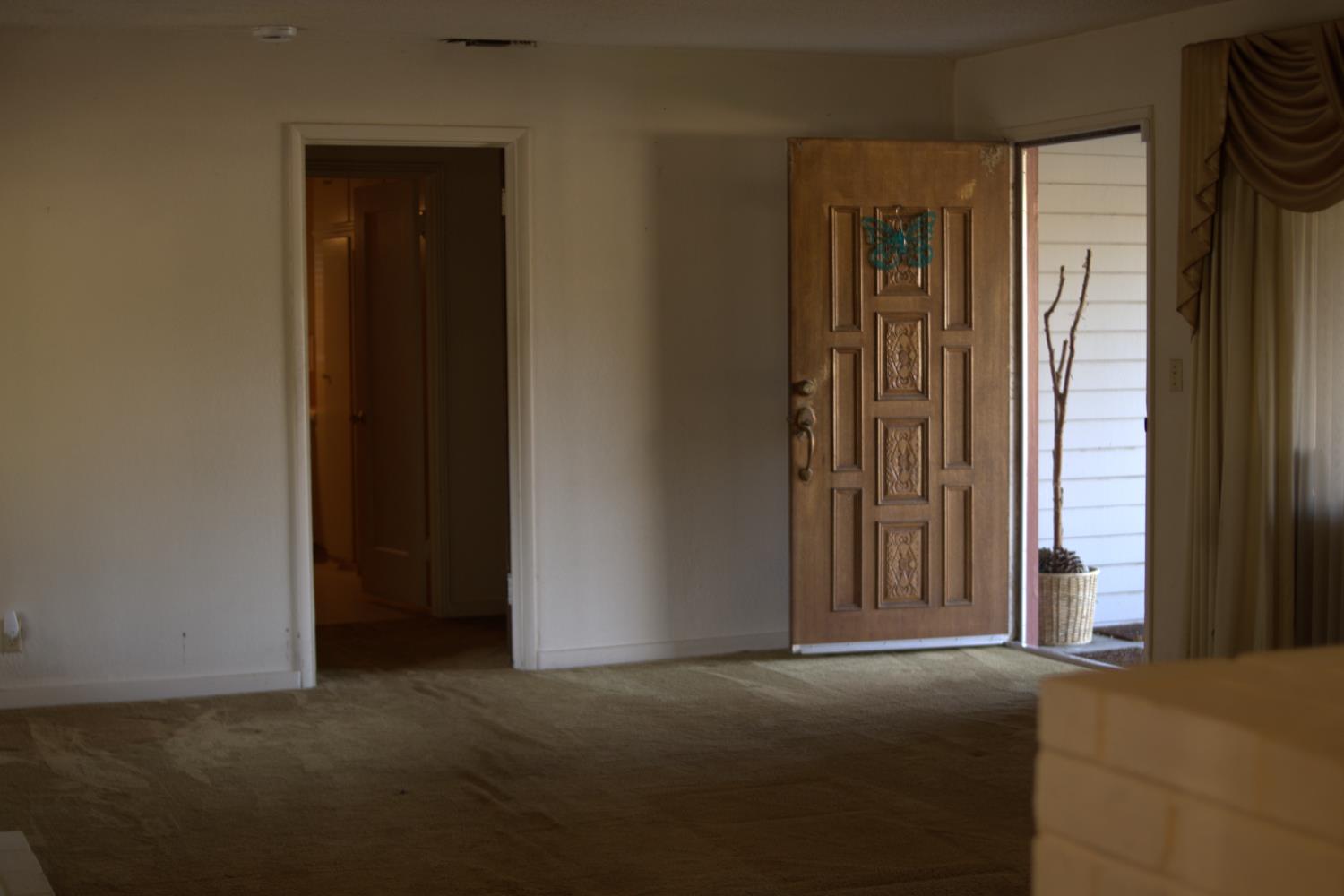 5812 E Midwick Lane, Fresno, CA 93727