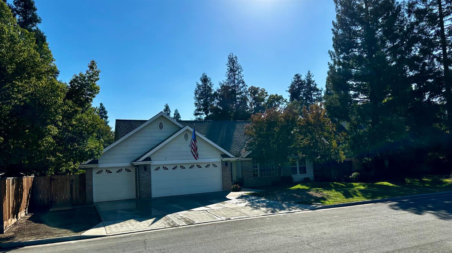 2369 E Minarets Ave, Fresno, CA 93720