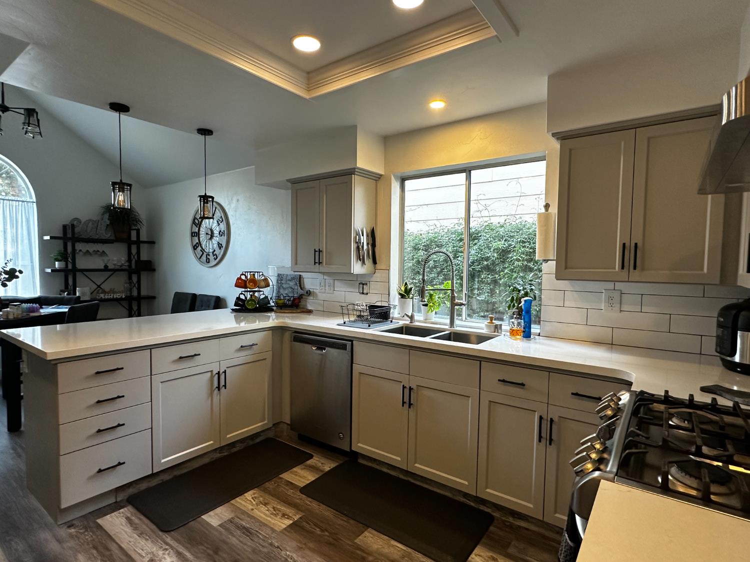 2369 E Minarets Ave, Fresno, CA 93720