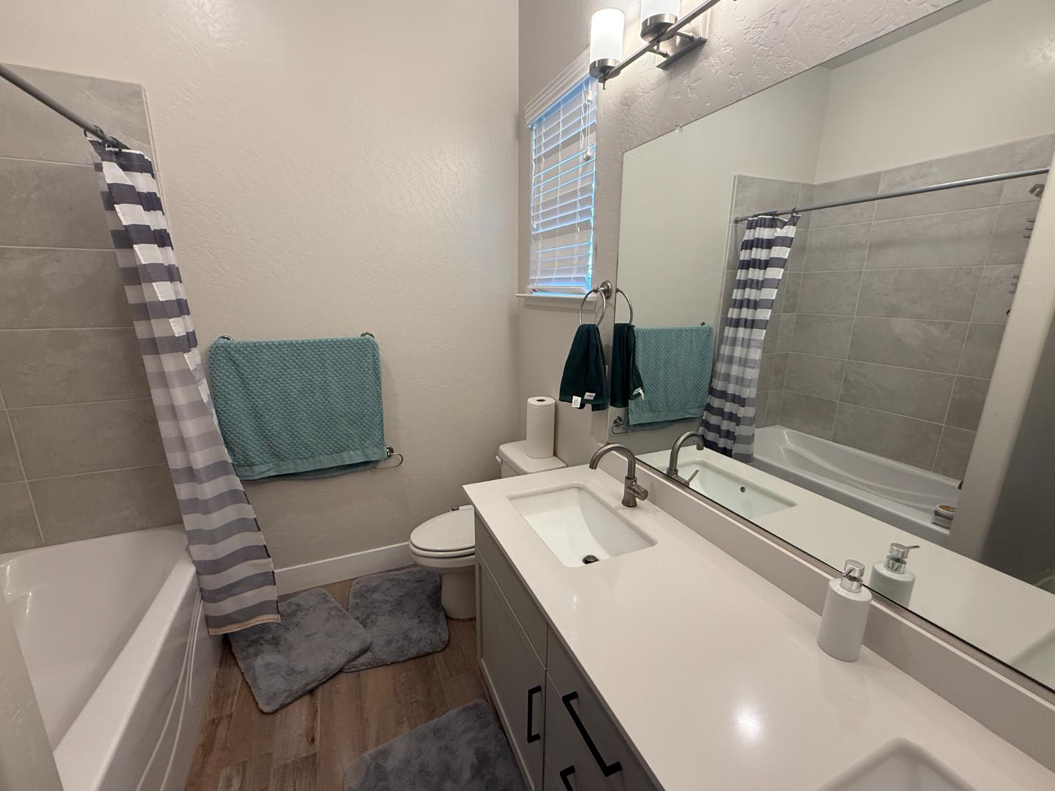 6402 E Millie Dr, Fresno, CA 93727