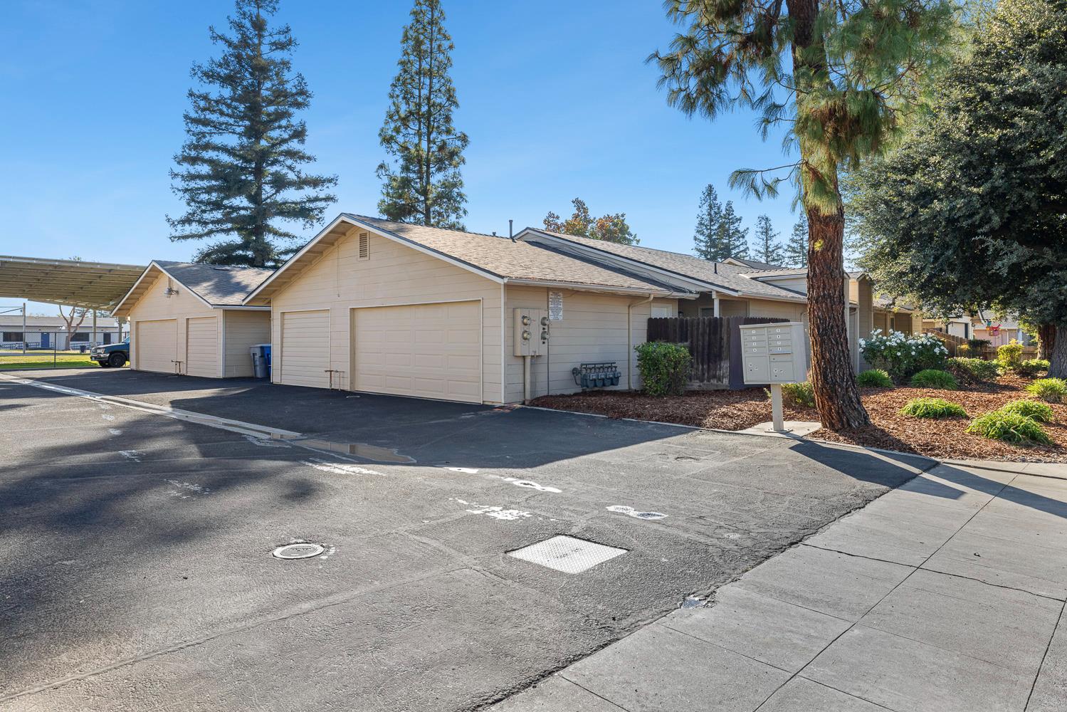 590 W Escalon Ave, Clovis, CA 93612