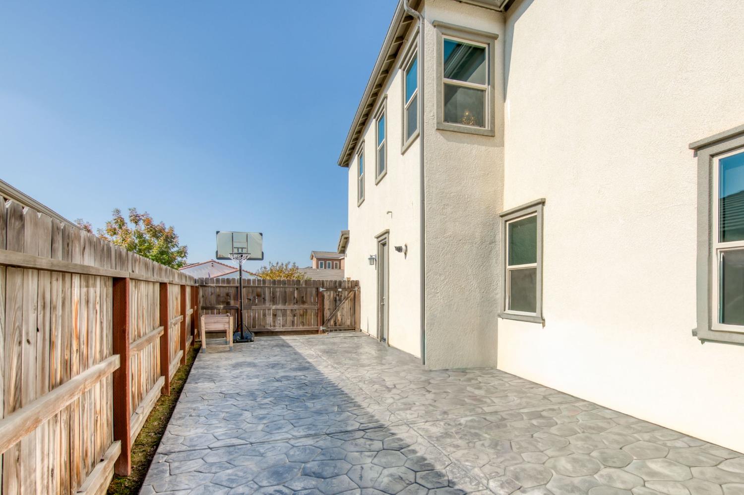 273 Meridian Ave, Madera, CA 93636