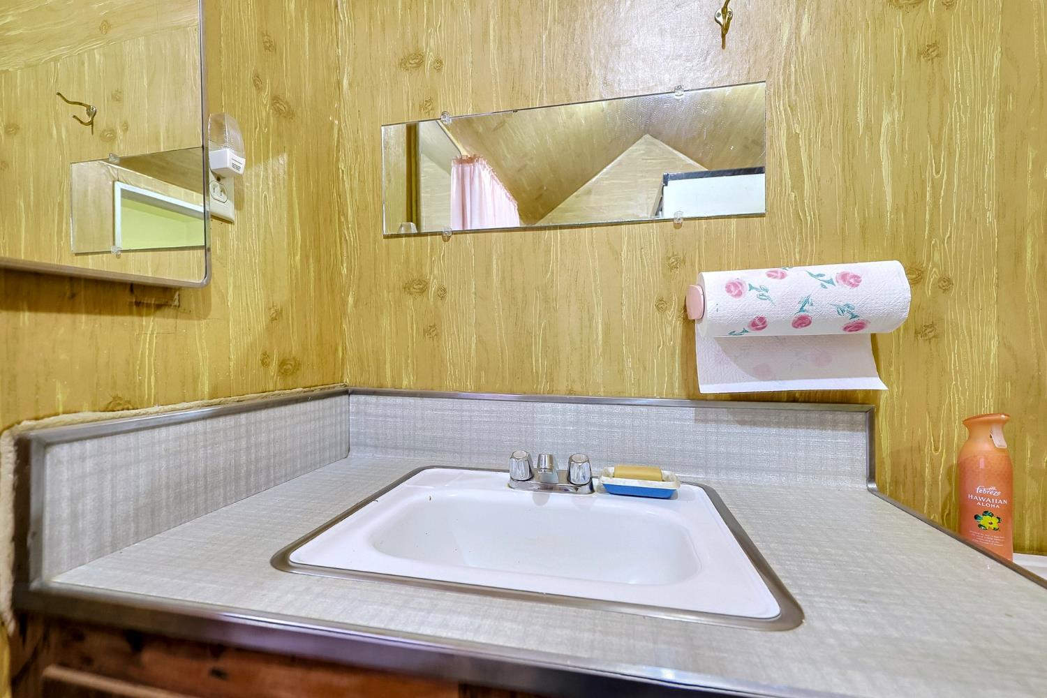 57989 Eshom Valley Dr, Badger, CA 93603