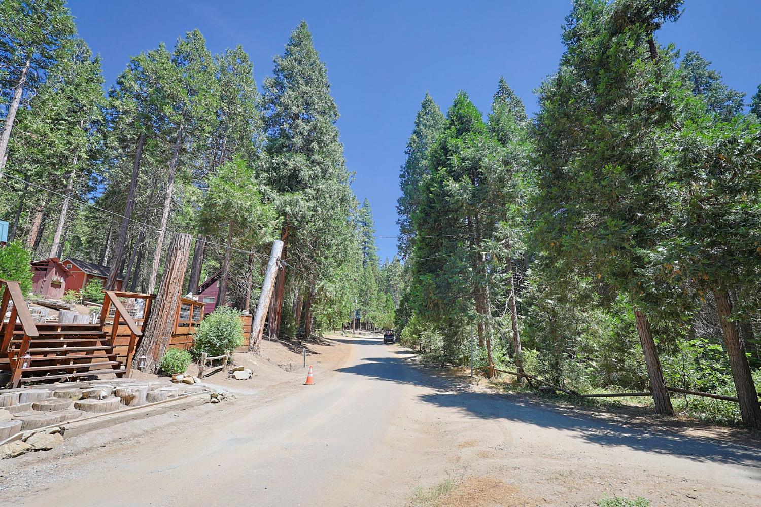 57989 Eshom Valley Dr, Badger, CA 93603