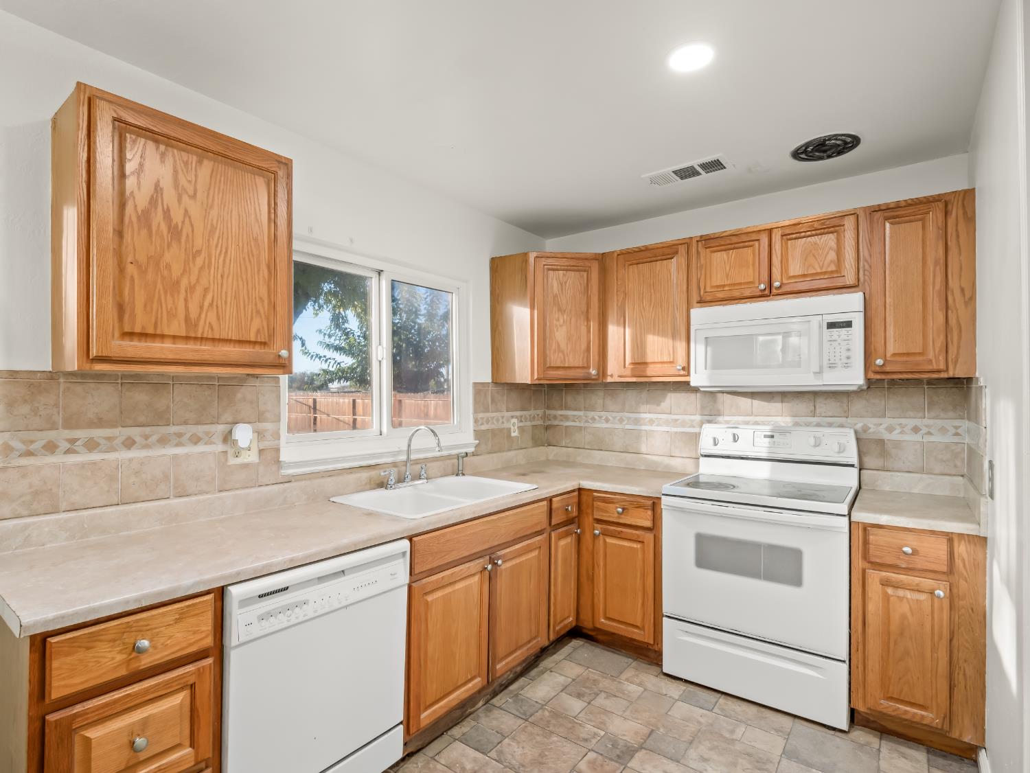 1824 Vasquez Dr, Firebaugh, CA 93622