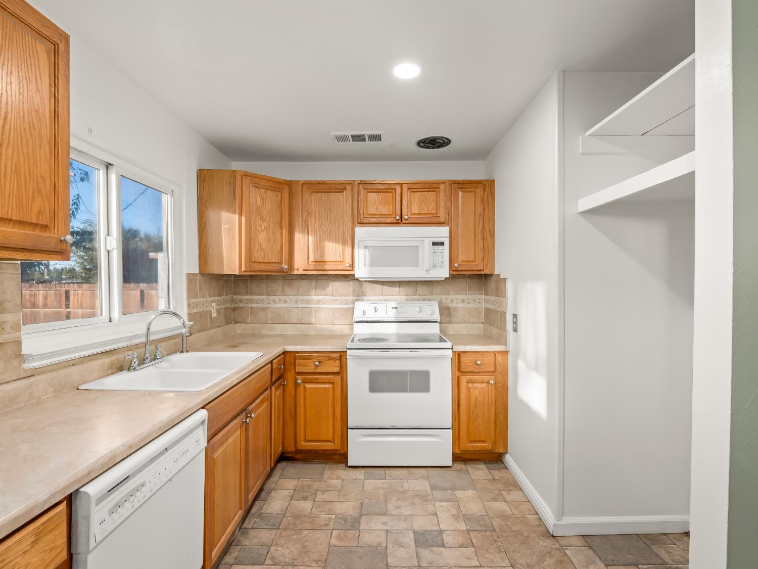 1824 Vasquez Dr, Firebaugh, CA 93622