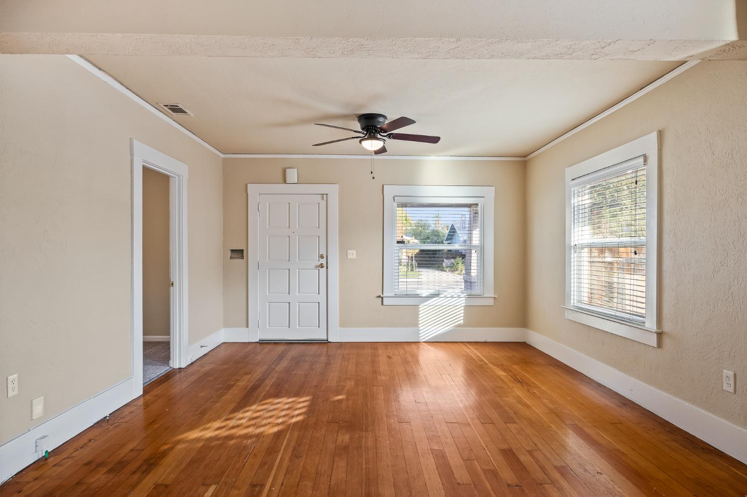 1371 N Roosevelt Ave, Fresno, CA 93728