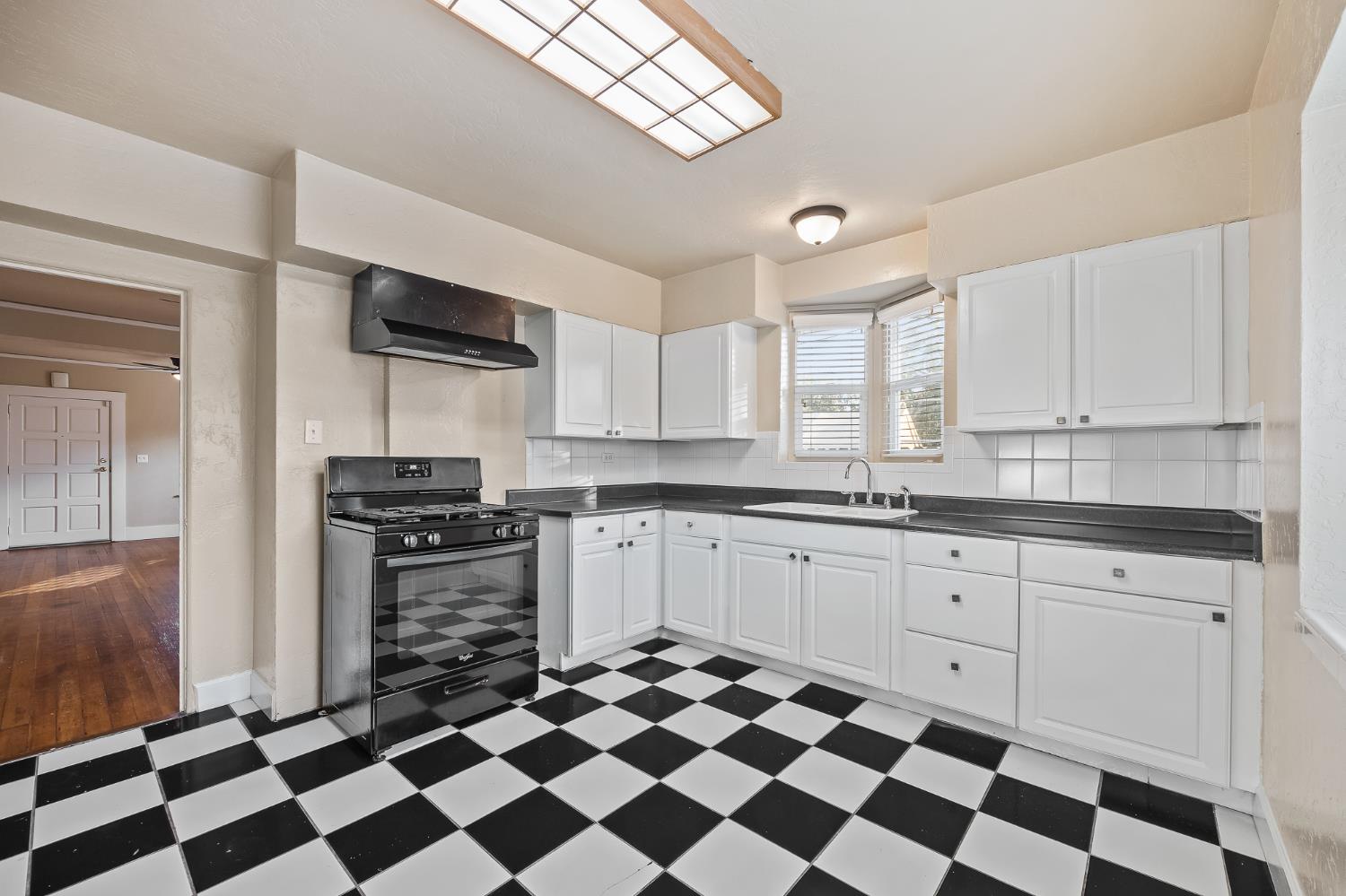 1371 N Roosevelt Ave, Fresno, CA 93728