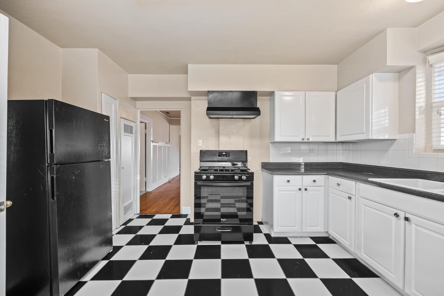 1371 N Roosevelt Ave, Fresno, CA 93728