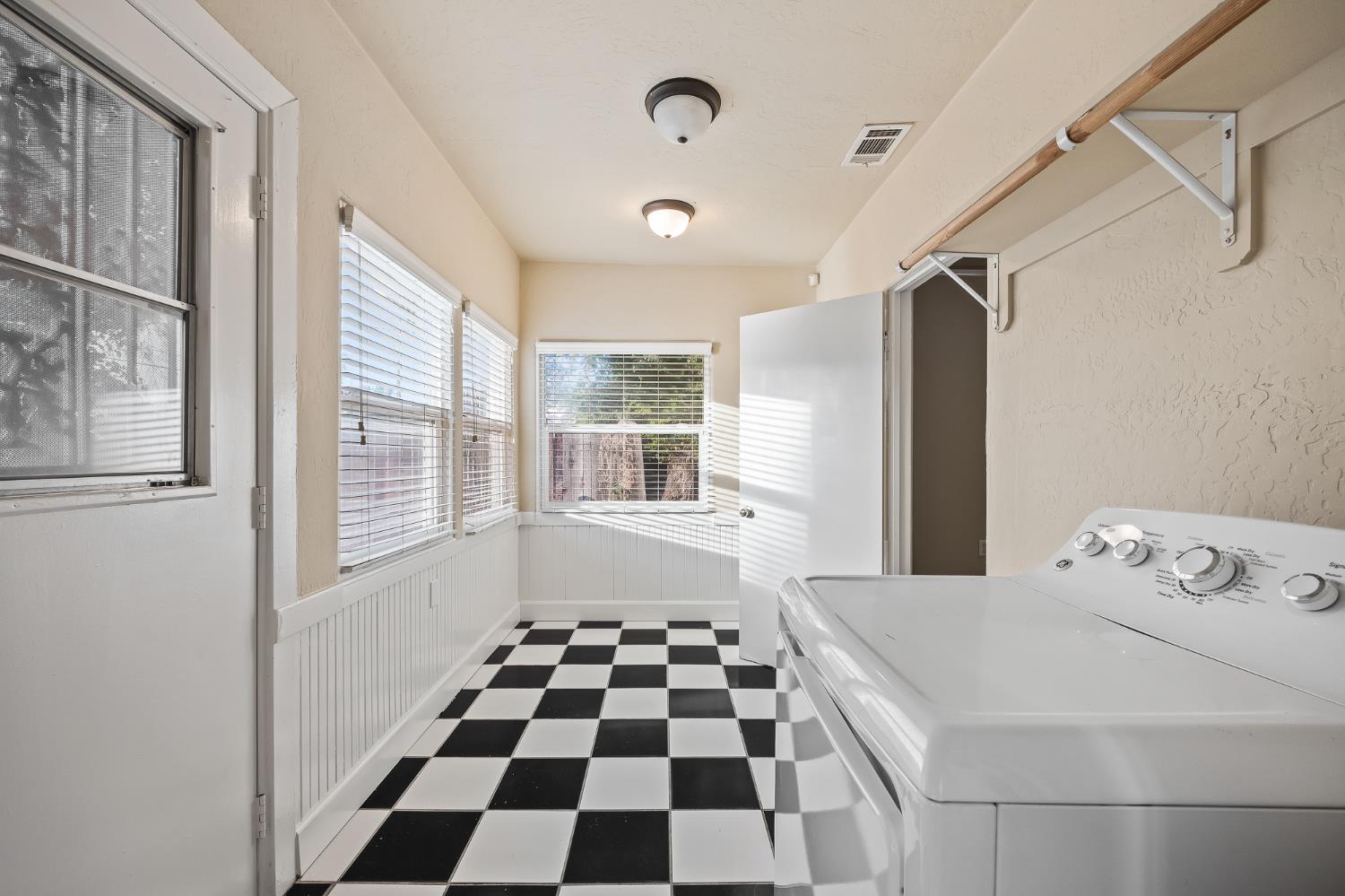 1371 N Roosevelt Ave, Fresno, CA 93728