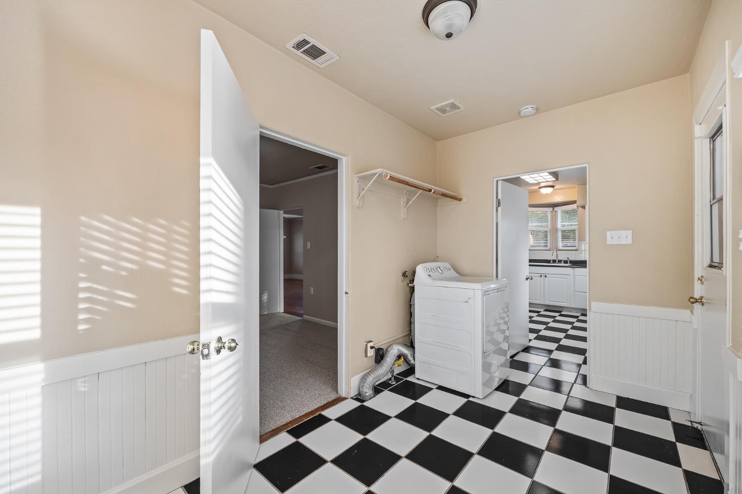 1371 N Roosevelt Ave, Fresno, CA 93728