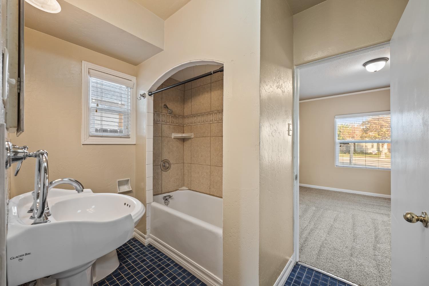 1371 N Roosevelt Ave, Fresno, CA 93728