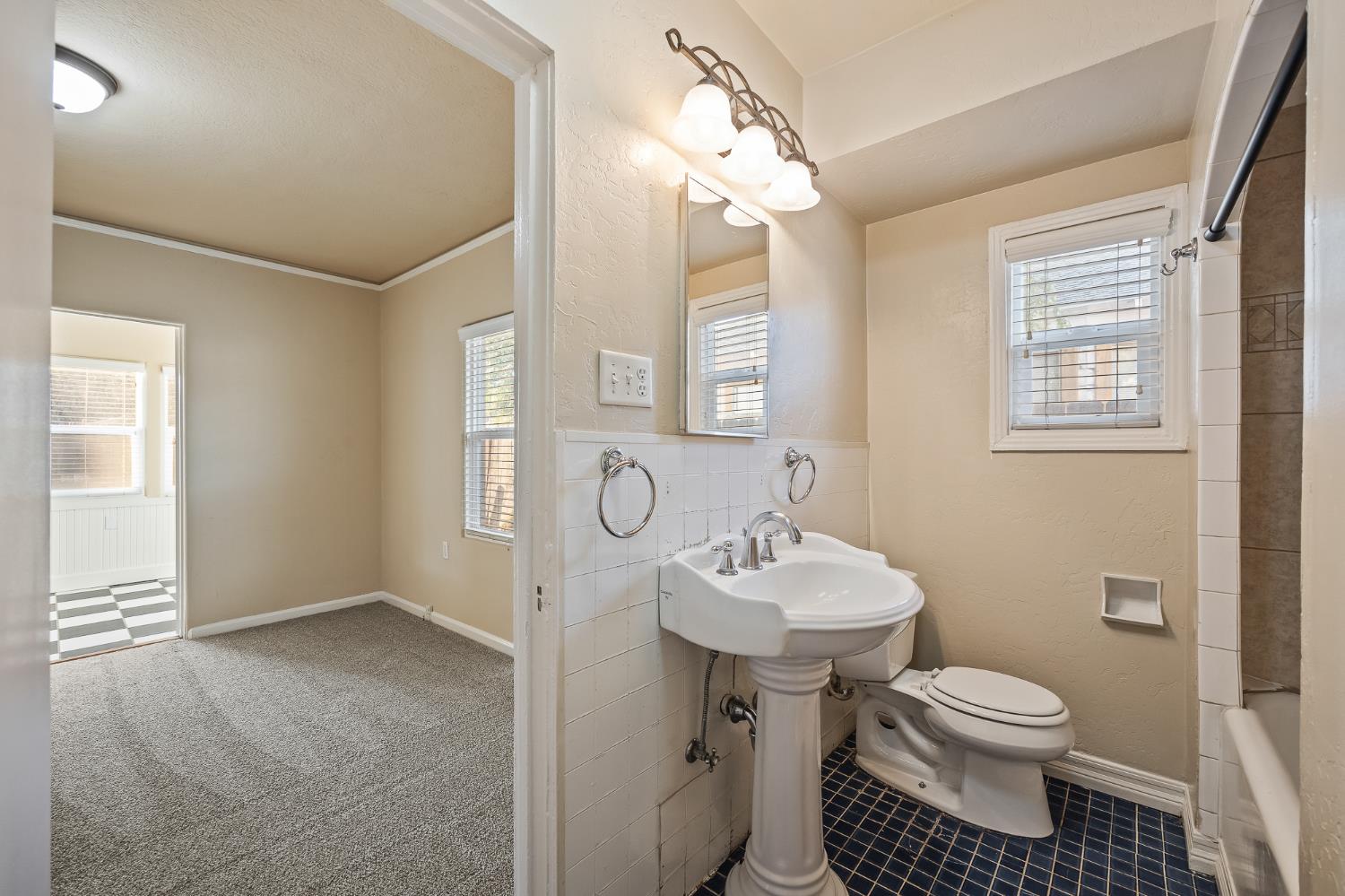 1371 N Roosevelt Ave, Fresno, CA 93728