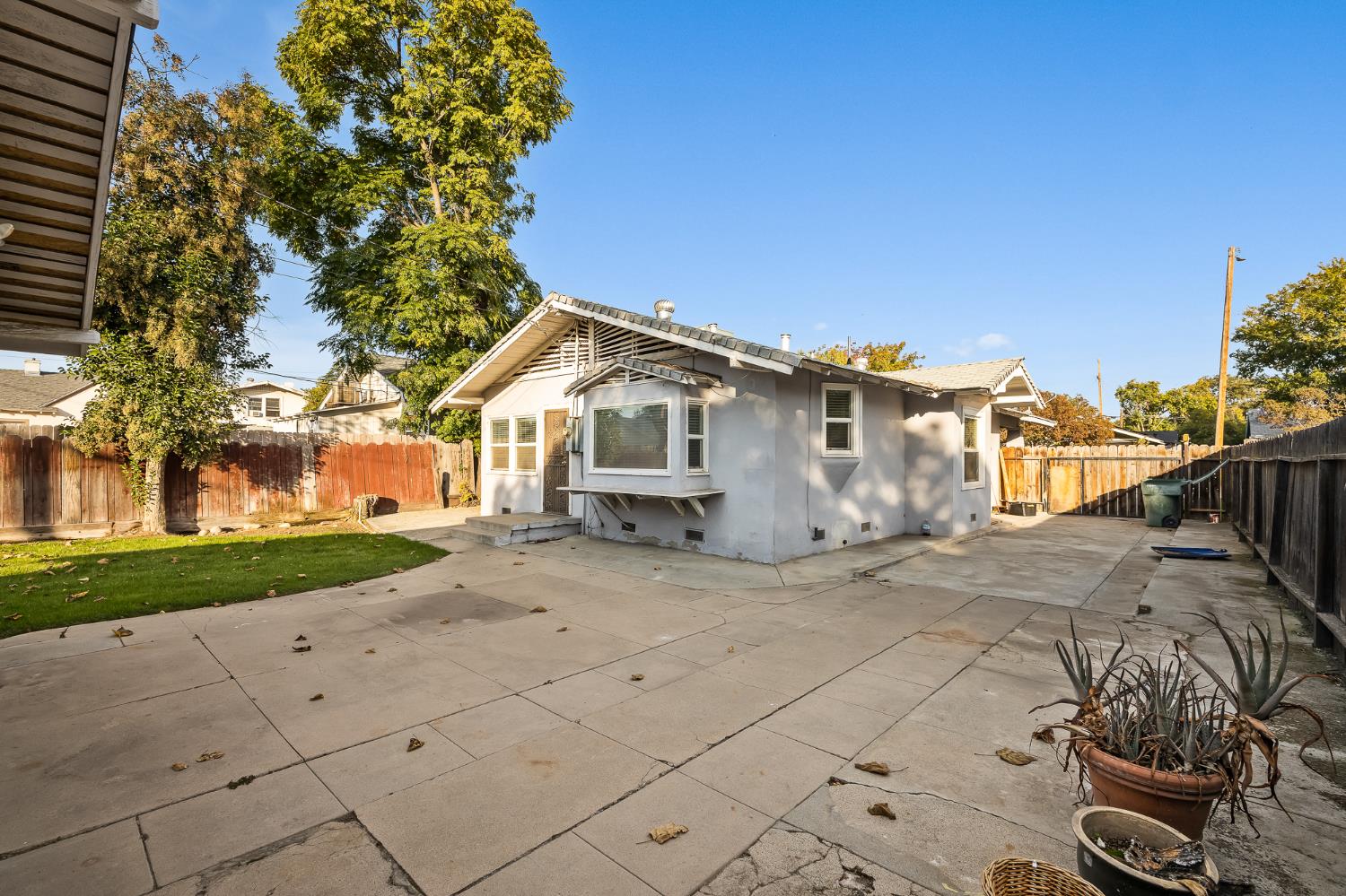 1371 N Roosevelt Ave, Fresno, CA 93728