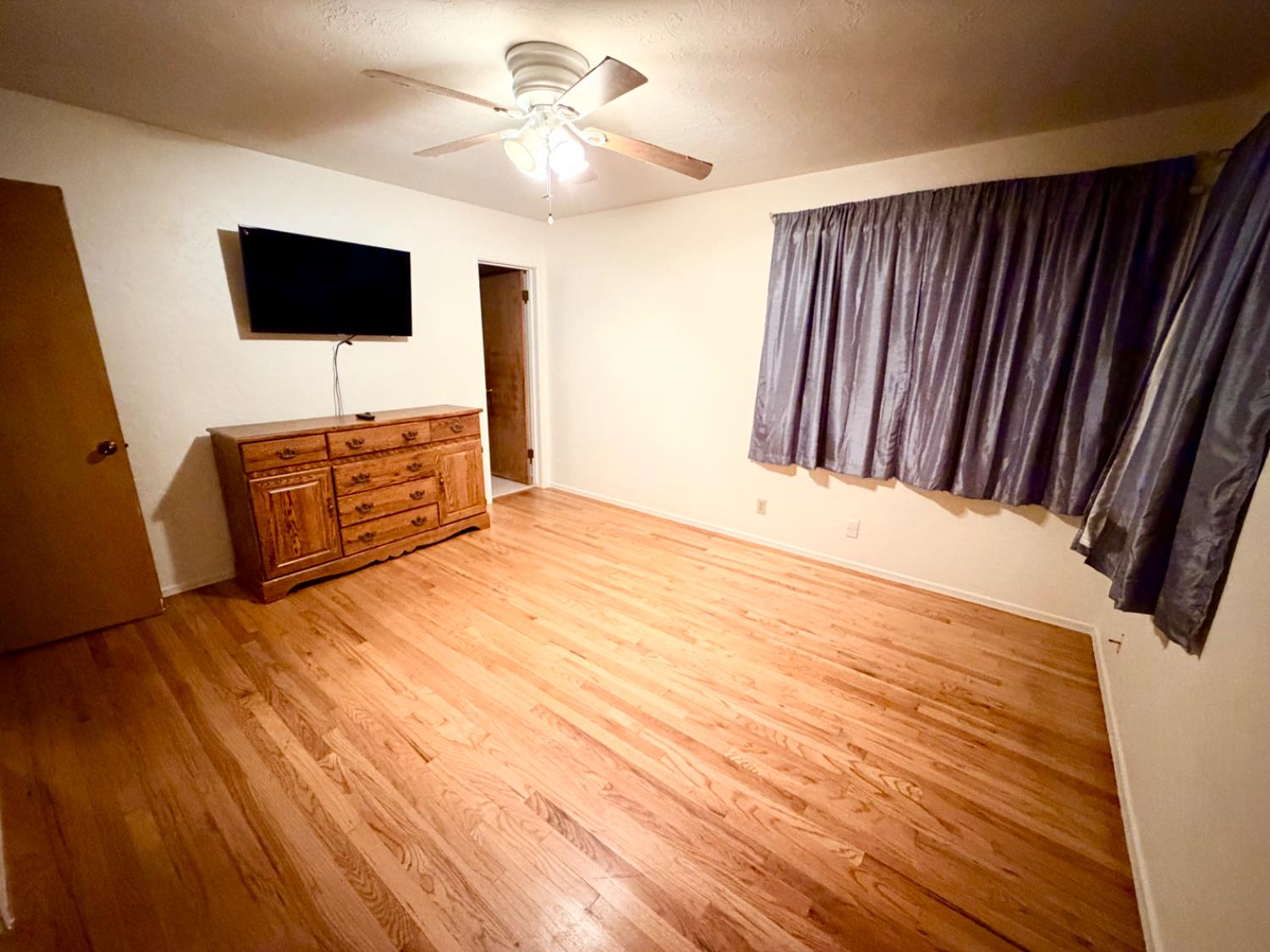 906 W. Ashcroft, Fresno, CA 93705