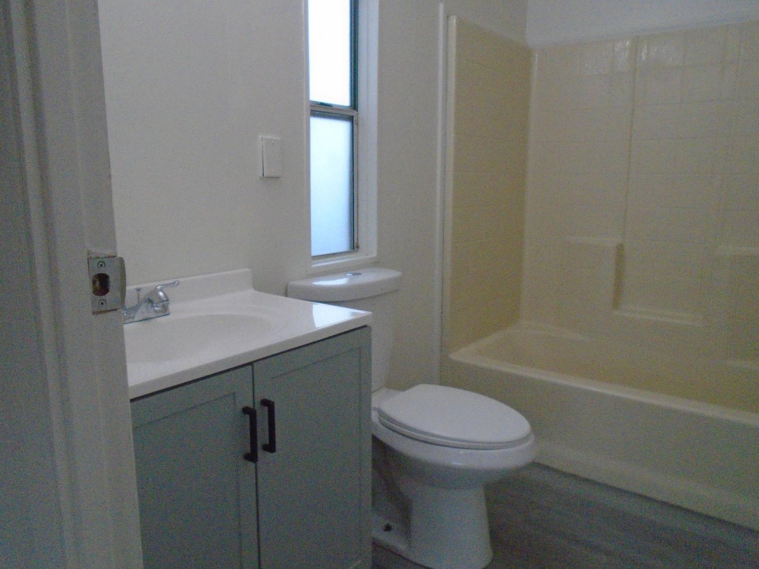 860 #18 E Grangeville Blvd #18, Hanford, CA 93230