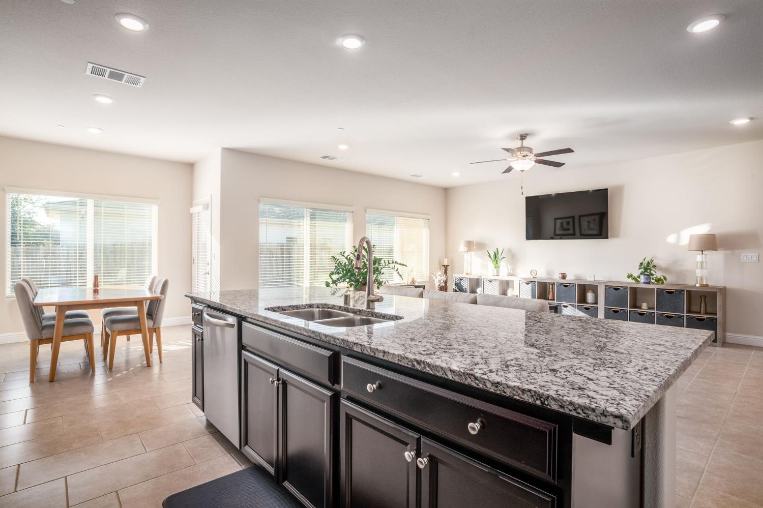 1797 Clearwater St, Tulare, CA 93274