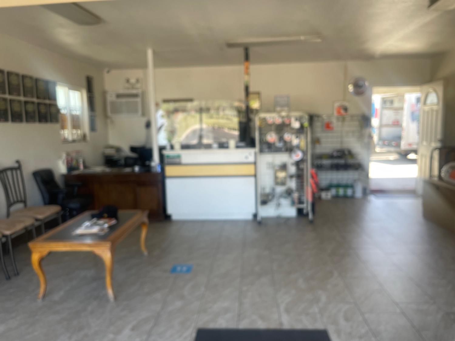 25 N Sunnyside Ave, Clovis, CA 93611