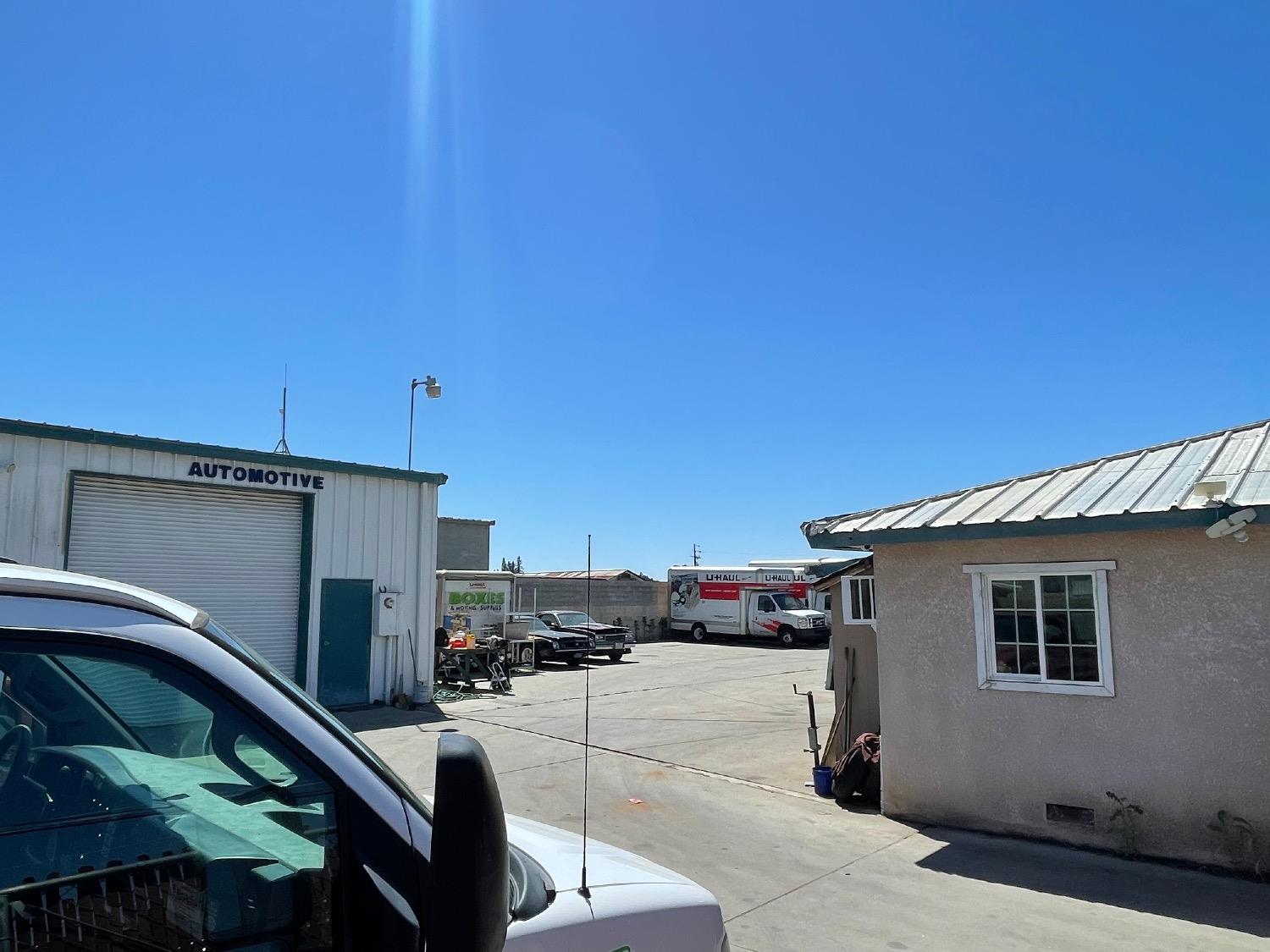 25 N Sunnyside Ave, Clovis, CA 93611