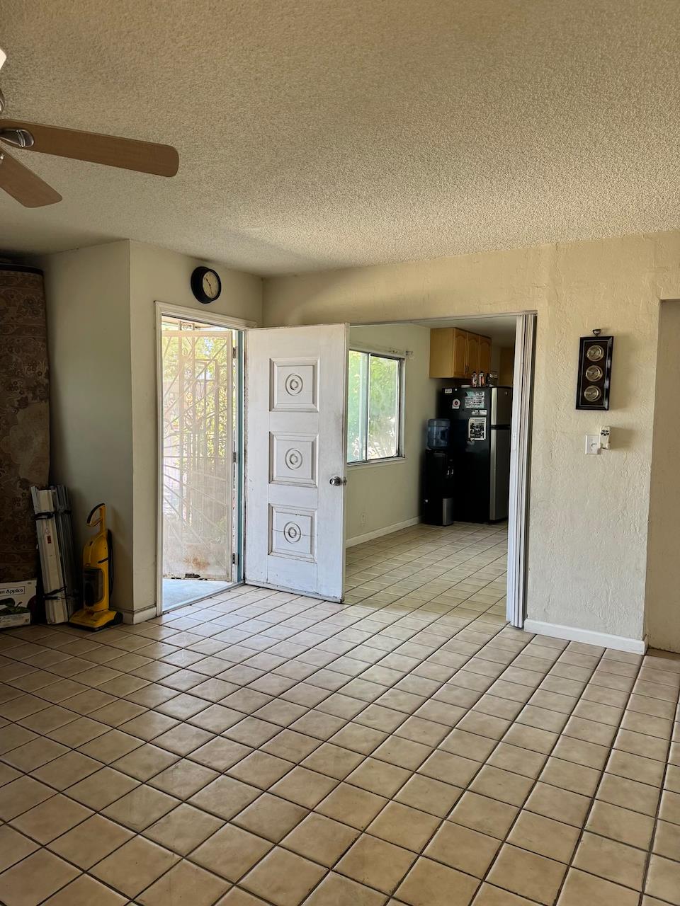 25 N Sunnyside Ave, Clovis, CA 93611