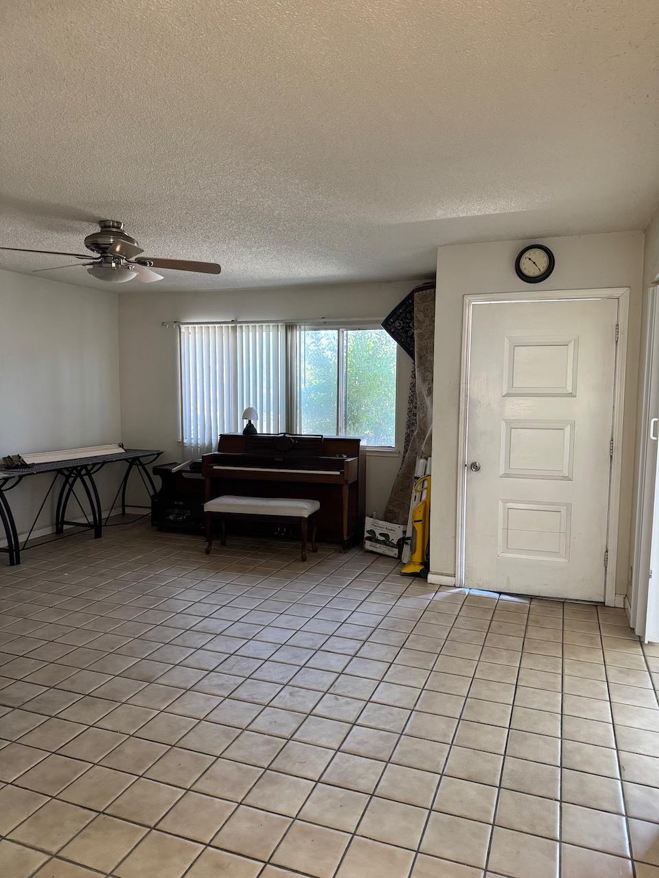 25 N Sunnyside Ave, Clovis, CA 93611