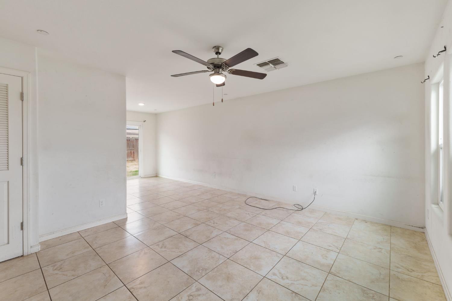 522 Barbara Ave, Sanger, CA 93657