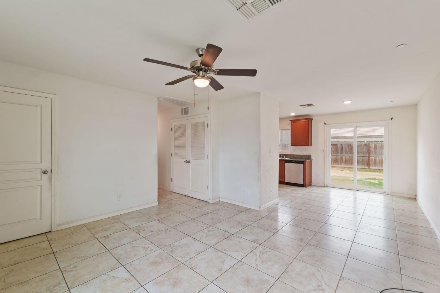 522 Barbara Ave, Sanger, CA 93657