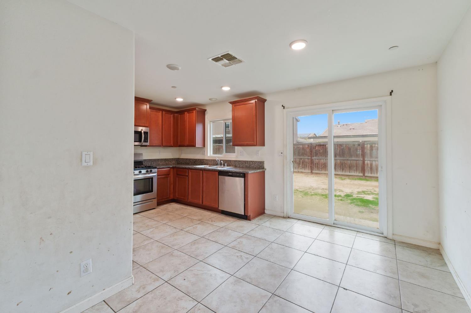 522 Barbara Ave, Sanger, CA 93657