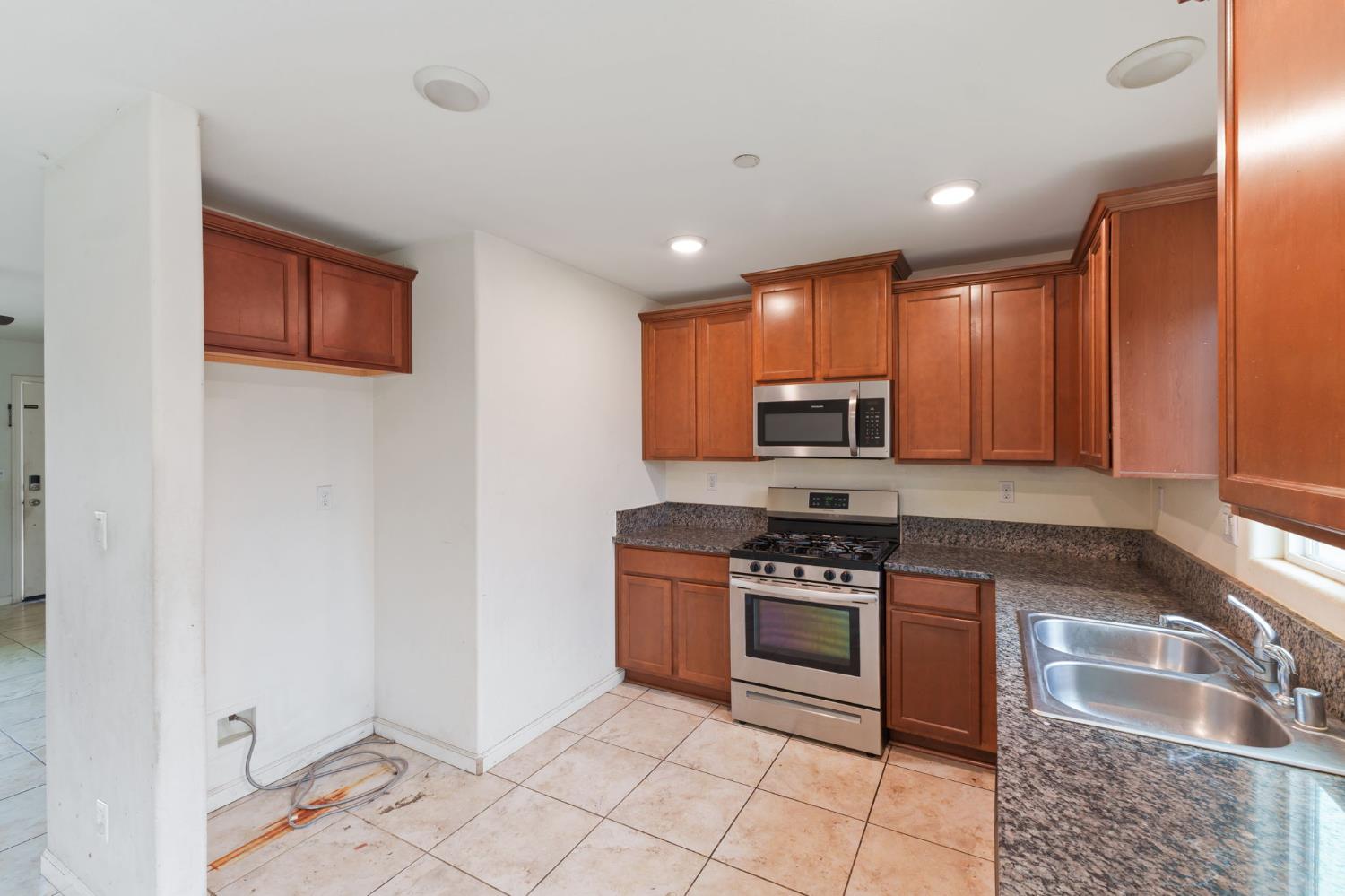 522 Barbara Ave, Sanger, CA 93657