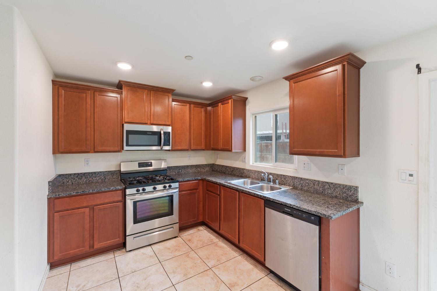 522 Barbara Ave, Sanger, CA 93657