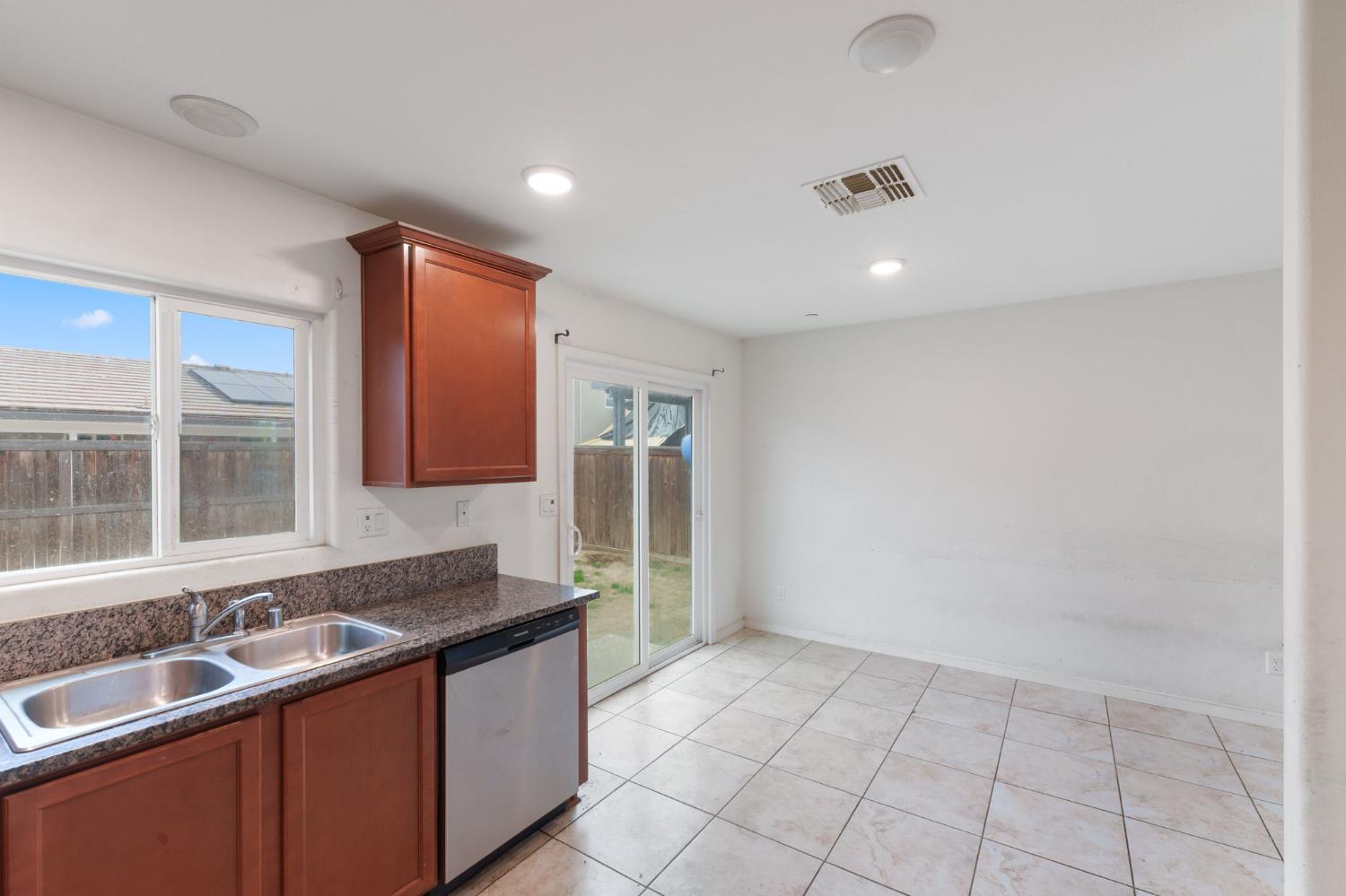 522 Barbara Ave, Sanger, CA 93657