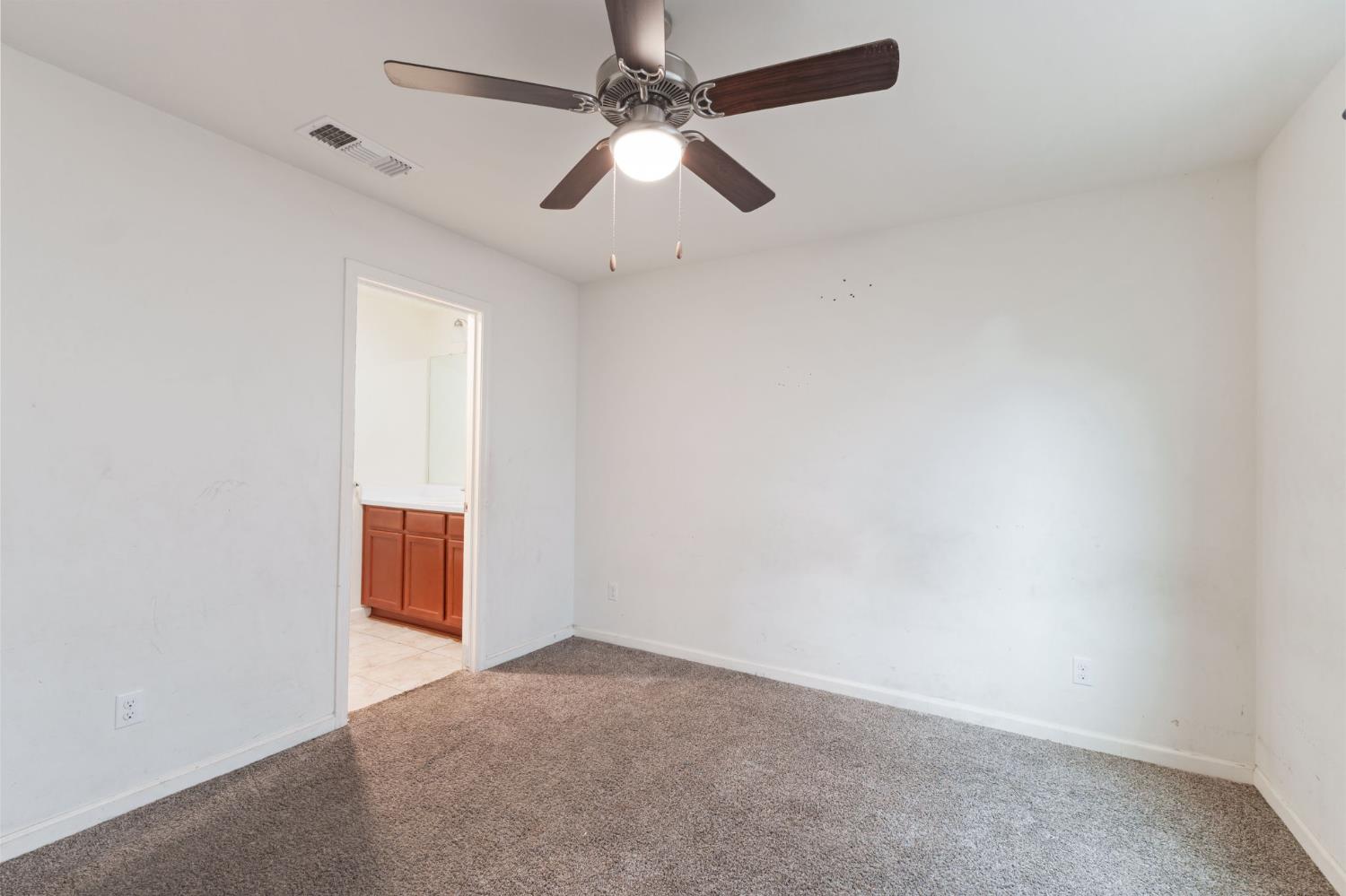 522 Barbara Ave, Sanger, CA 93657