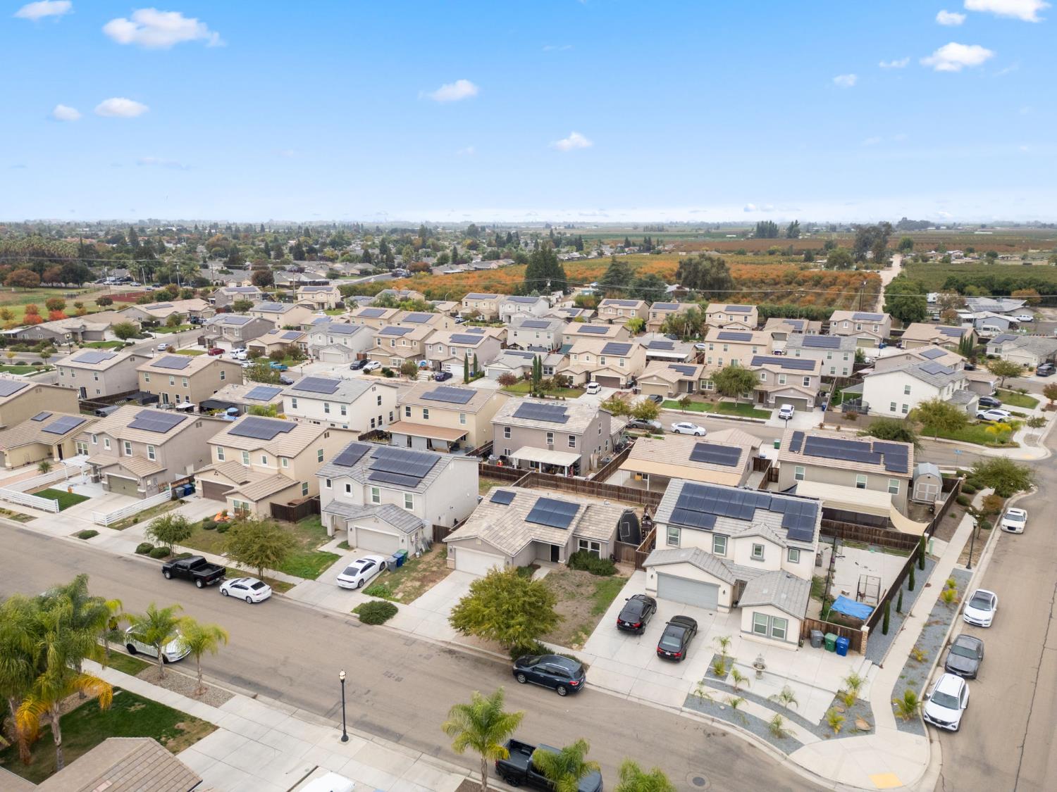 522 Barbara Ave, Sanger, CA 93657