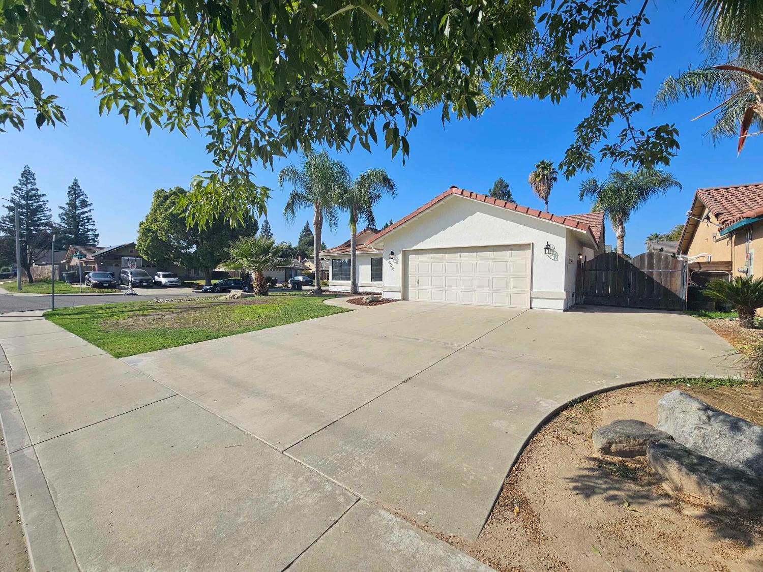 825 manzanita St, Visalia, CA 93292