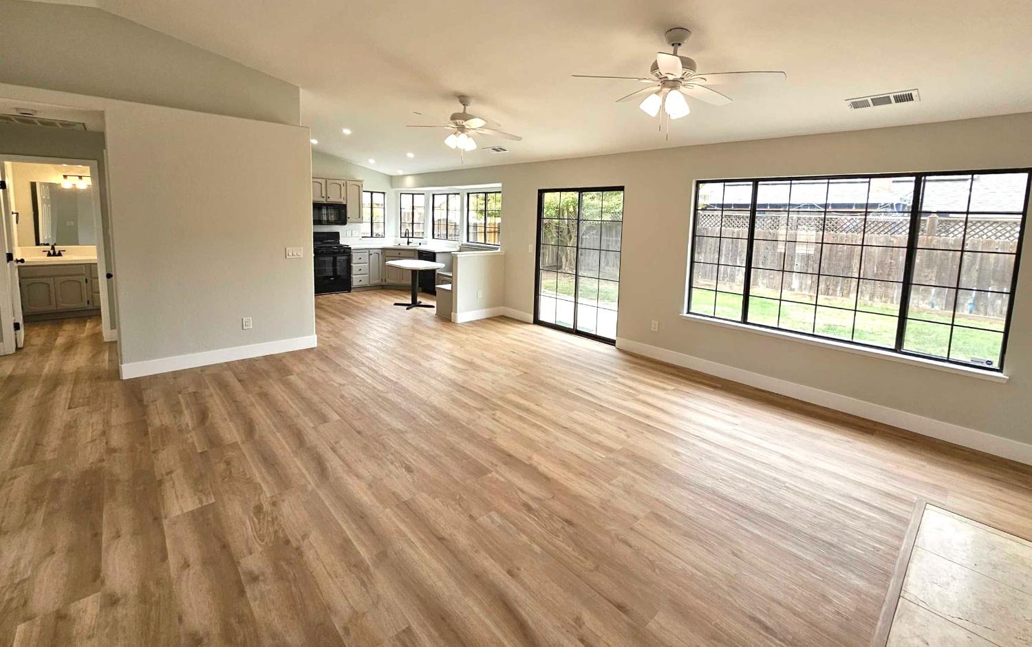 825 manzanita St, Visalia, CA 93292