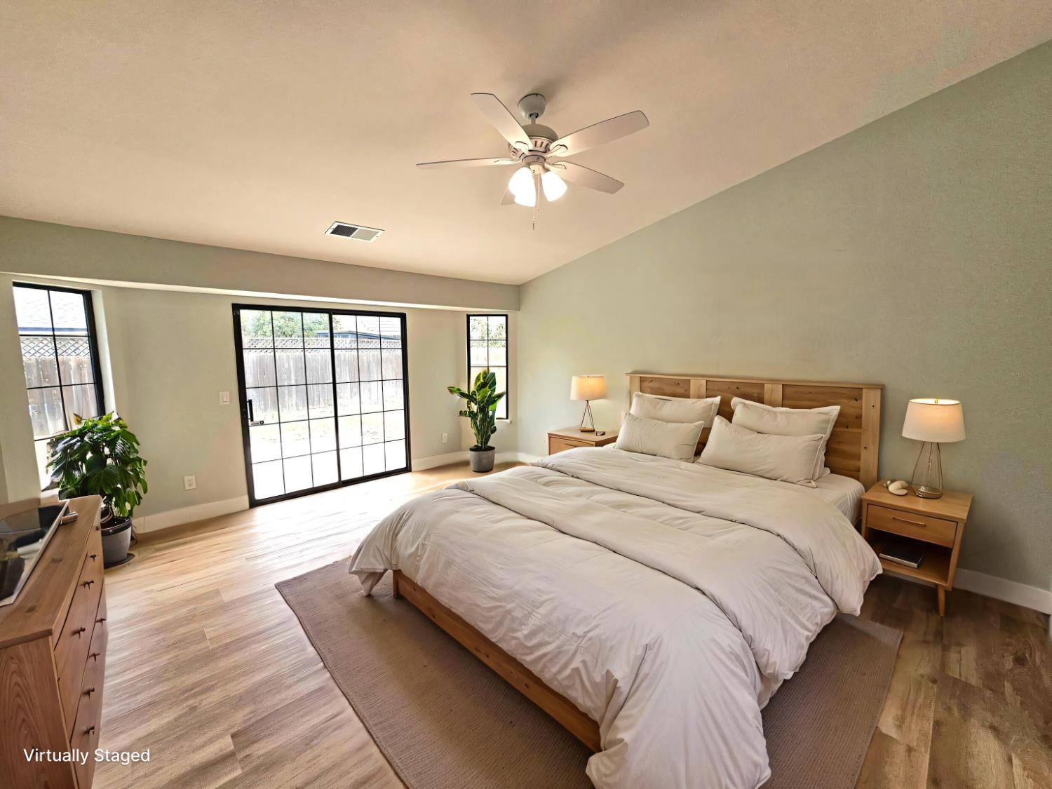 825 manzanita St, Visalia, CA 93292