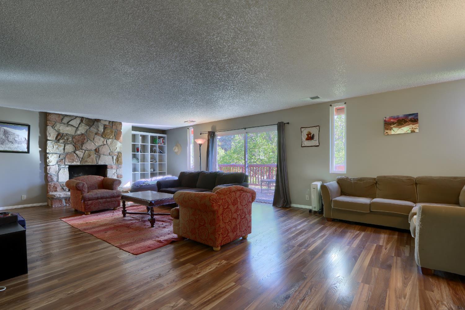 42896 Country Club Dr E, Oakhurst, CA 93644