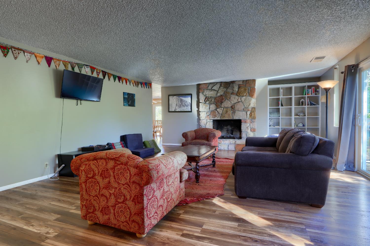 42896 Country Club Dr E, Oakhurst, CA 93644