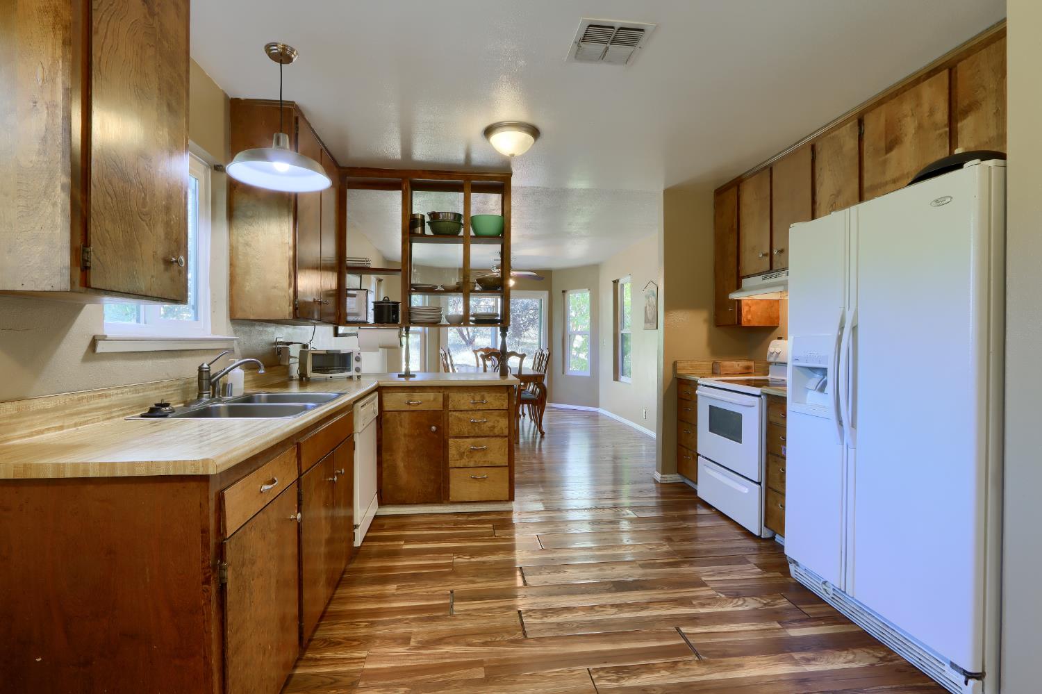 42896 Country Club Dr E, Oakhurst, CA 93644