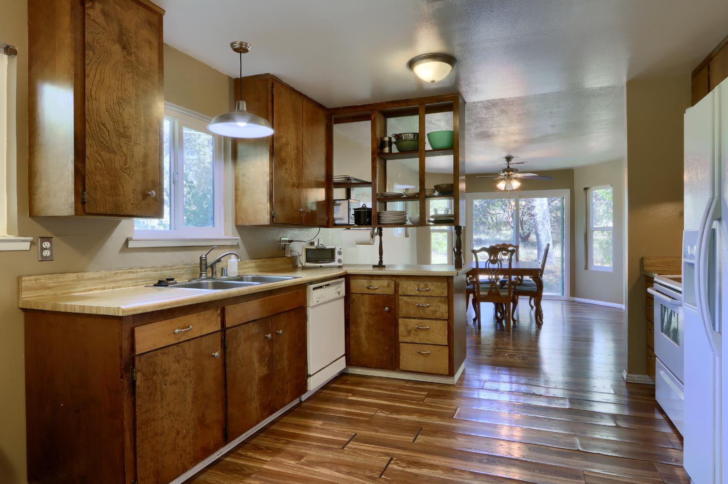 42896 Country Club Dr E, Oakhurst, CA 93644