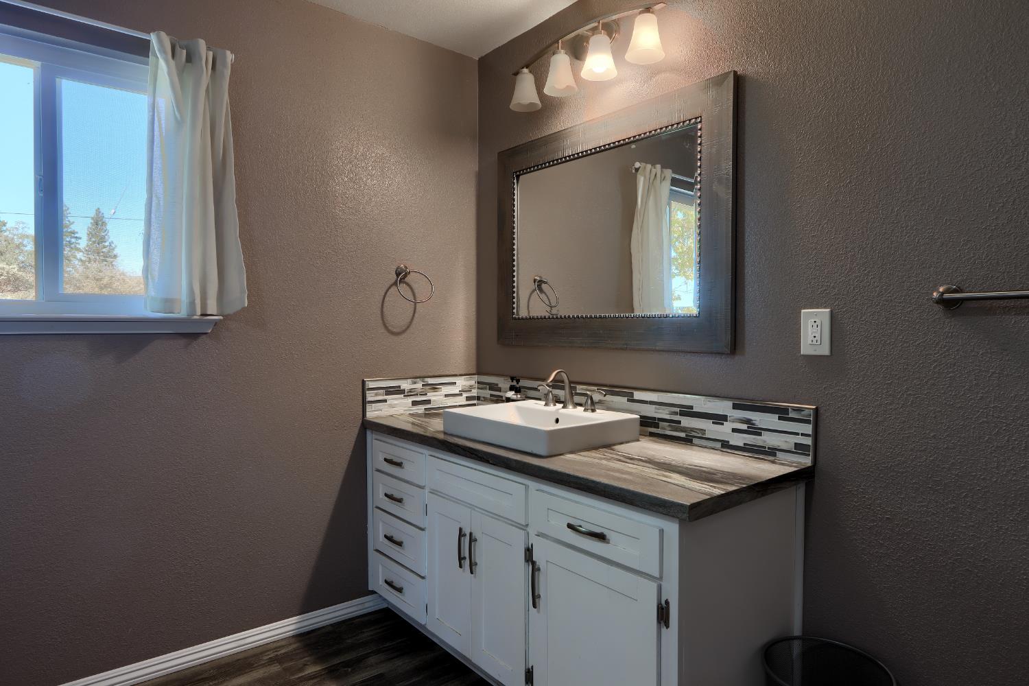 42896 Country Club Dr E, Oakhurst, CA 93644