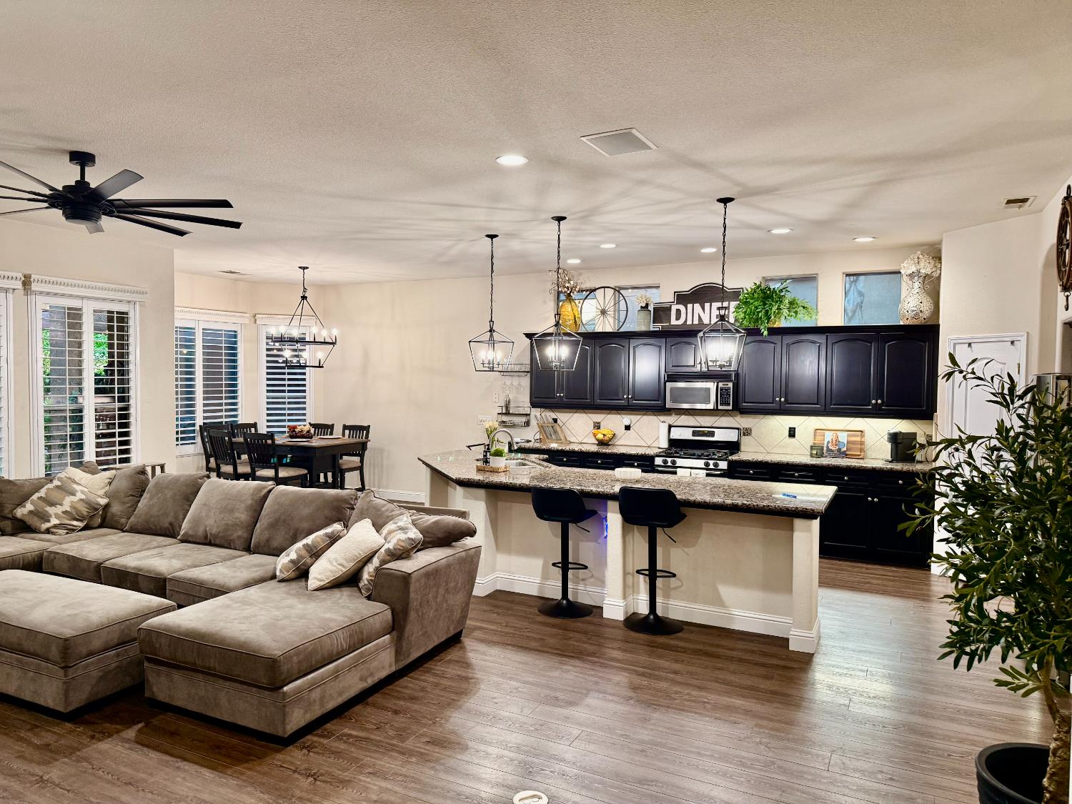 2722 Calimyrna Ave, Clovis, CA 93611