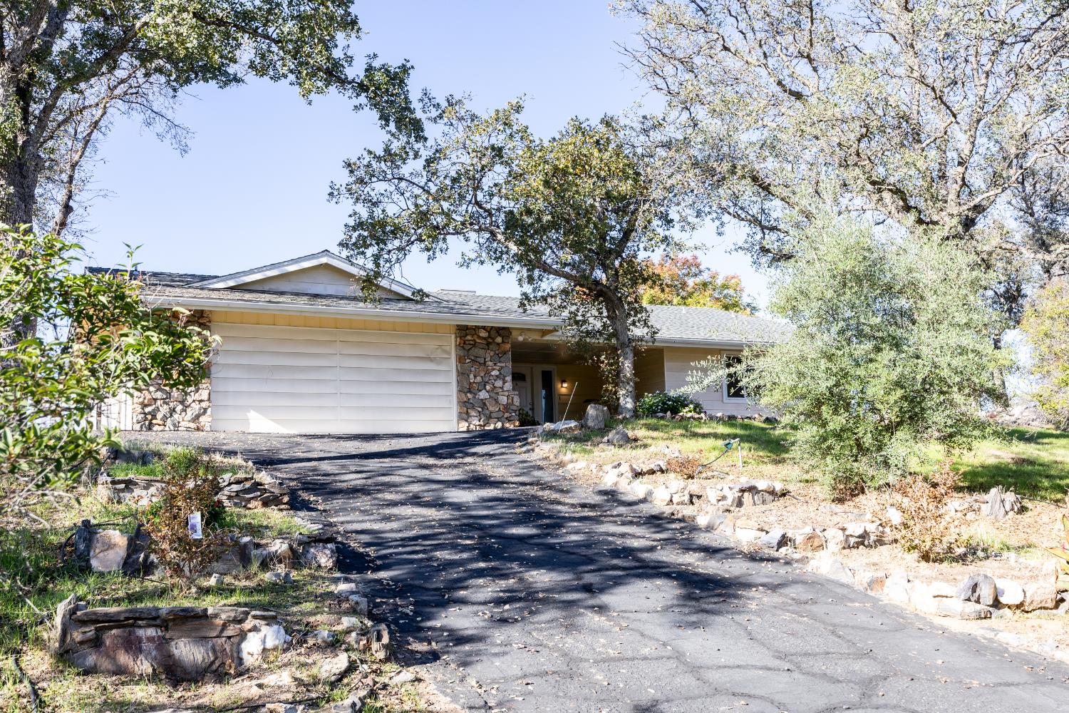 41443 Roaring River Ct, Coarsegold, CA 93614