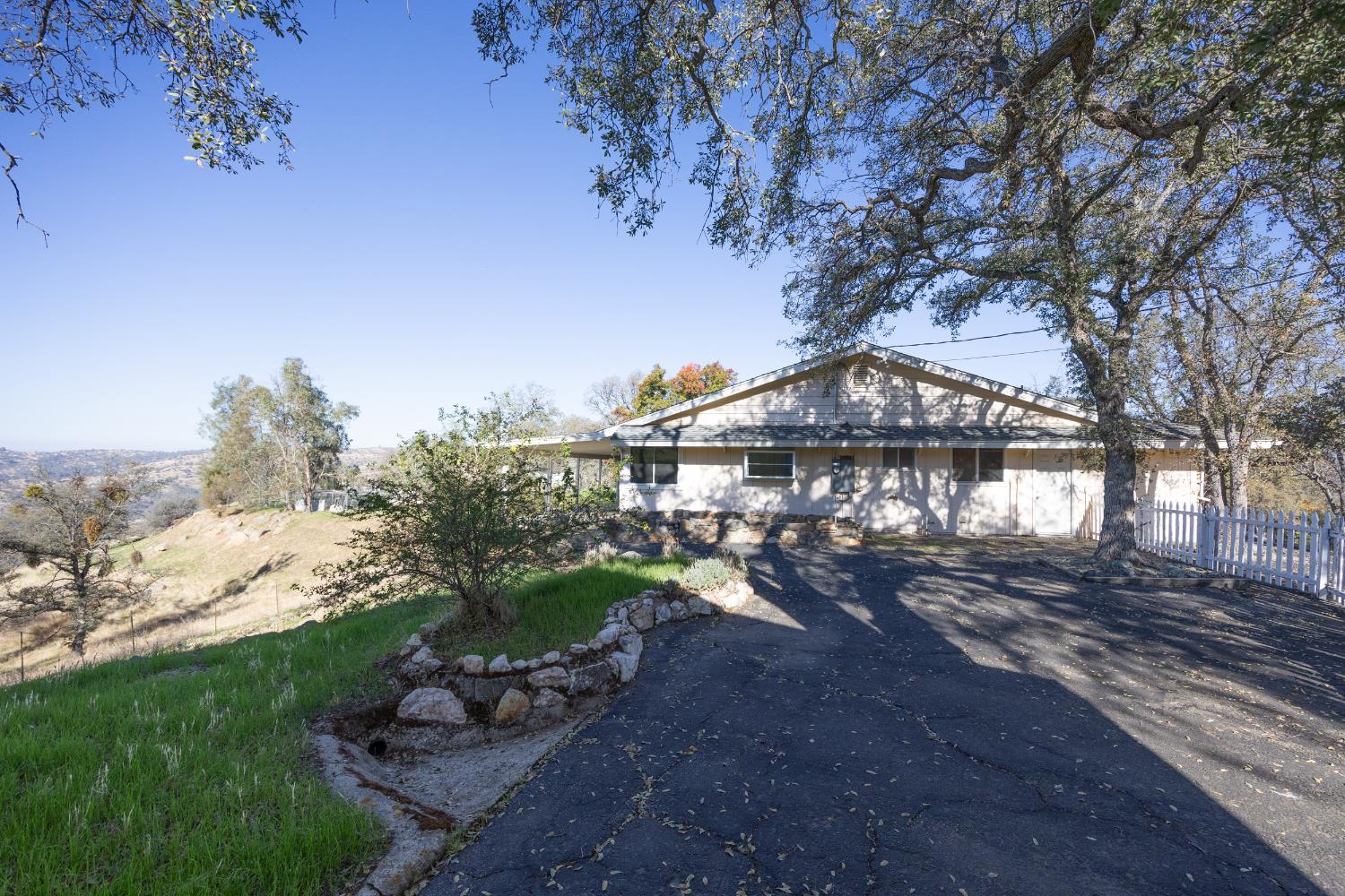 41443 Roaring River Ct, Coarsegold, CA 93614