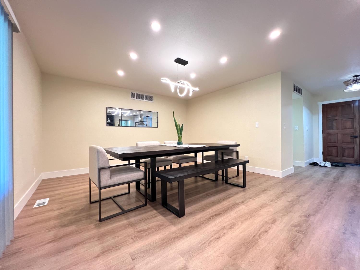 5686 N Briarwood Ave, Fresno, CA 93711