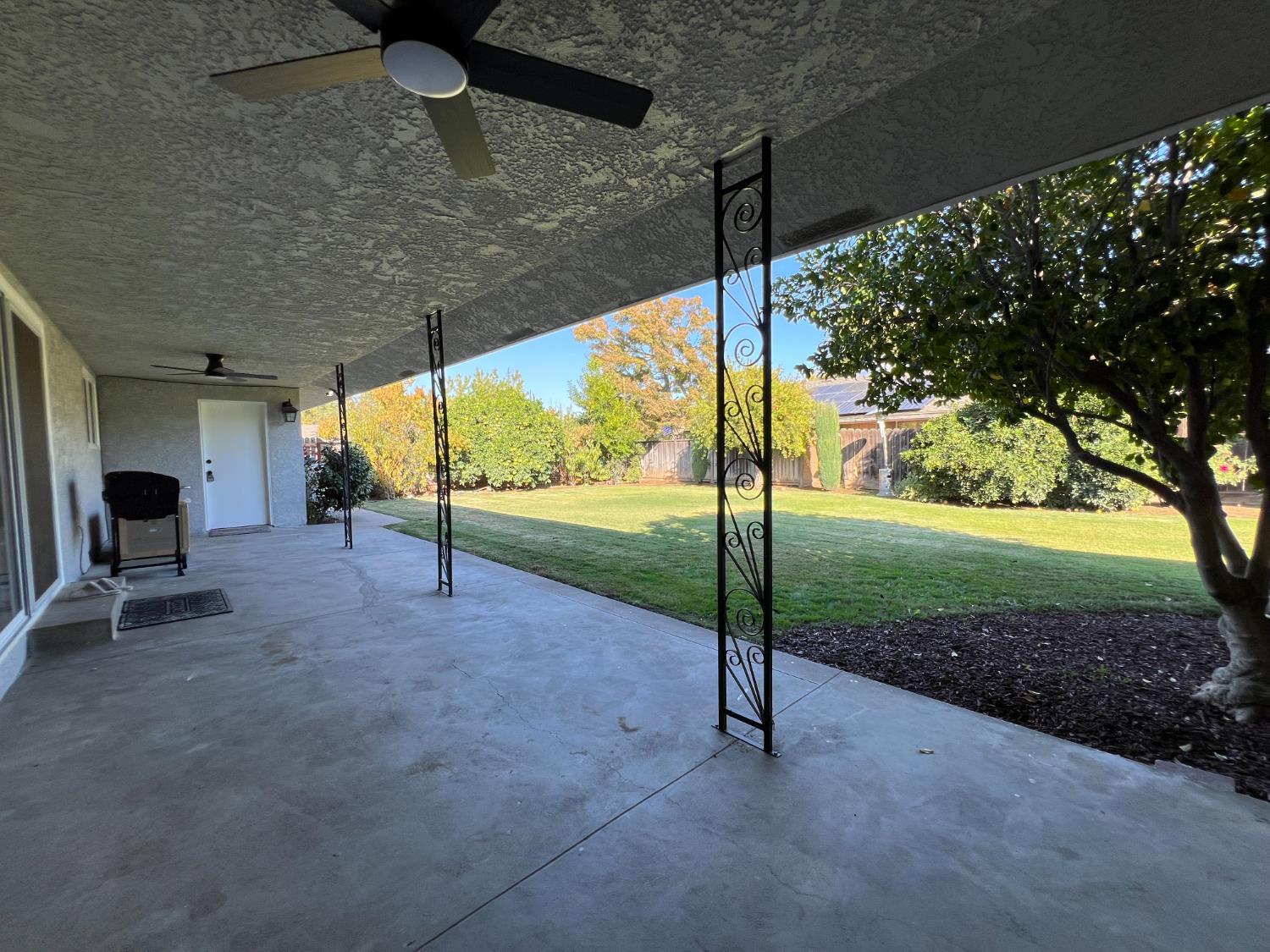 5686 N Briarwood Ave, Fresno, CA 93711